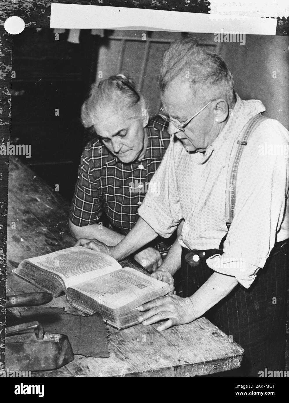 Tailleur Julius W. en Autriche vend la Bible du roi suédois Gustav Adolf avec note de 1603 à l'Université de Yale pour un quart de million Date: 19 avril 1960 lieu: Autriche mots clés: Bibles Banque D'Images