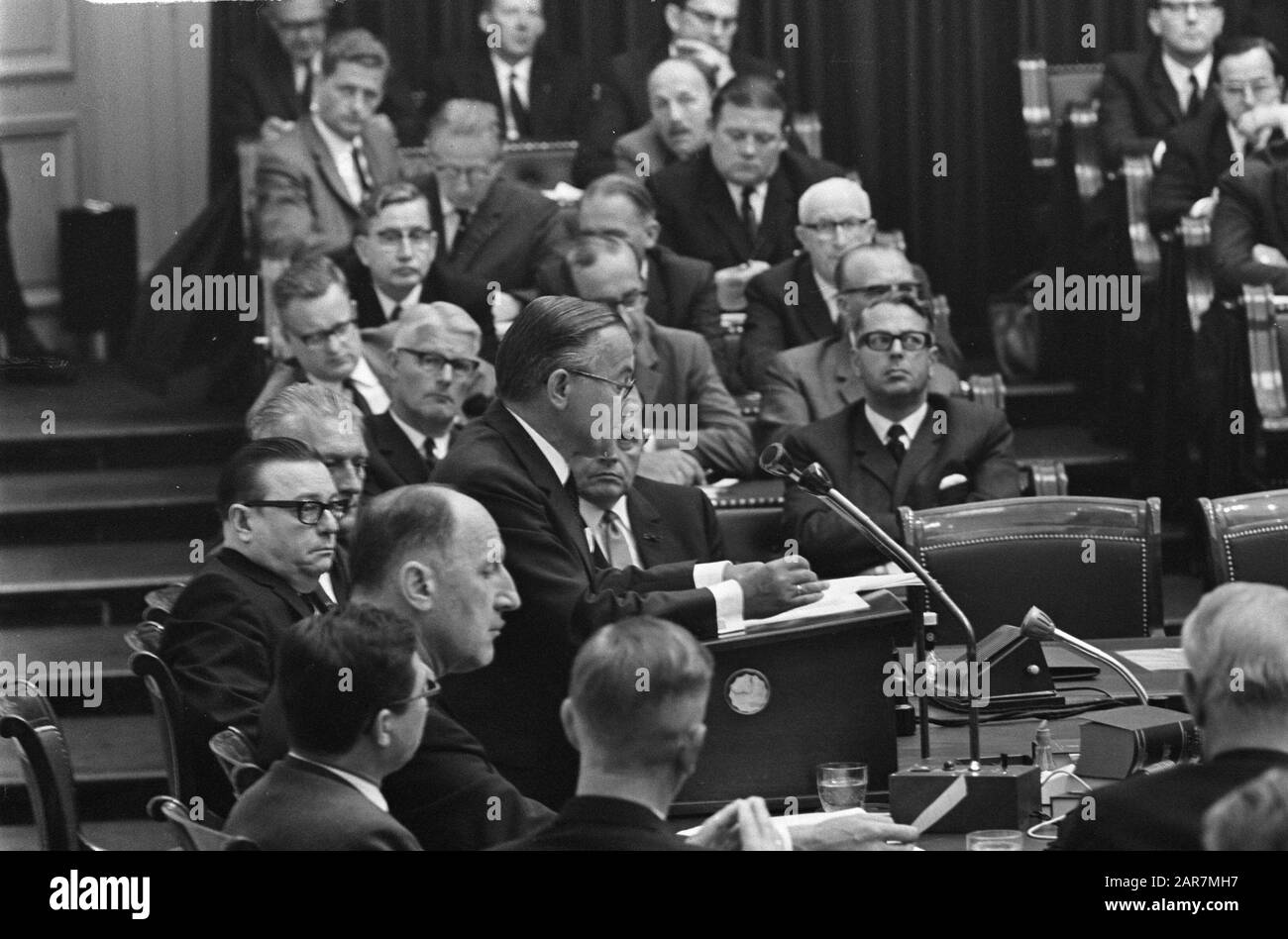 L'invasion russe de la Tchécoslovaquie discutée à la Chambre le premier ministre de Jong lit une déclaration du gouvernement. Au premier plan le ministre des Affaires étrangères, Luns Date: 27 août 1968 lieu: La Haye, Zuid-Holland mots clés: Portraits de groupe, parlements, premiers ministres, déclarations du gouvernement Nom personnel: Jong, Piet de, Luns, Joseph Nom de l'institution: House Banque D'Images