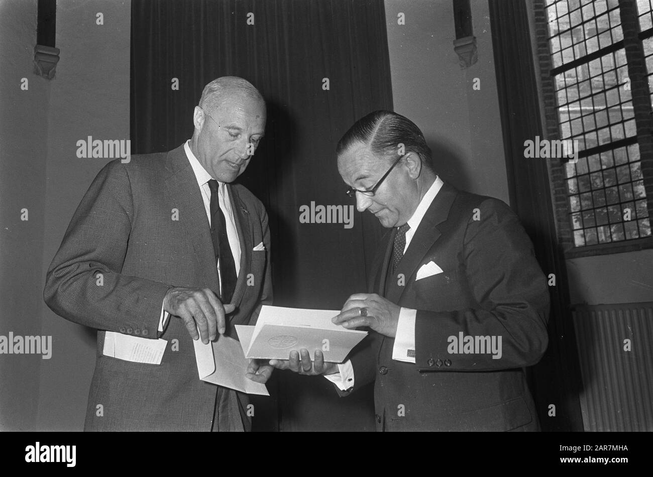 Nouveau timbre lié à la création du premier ministre Wilhelmus de Jong en conversation avec M. Reinhoud (directeur général des PTT (à droite) Date : le 27 août 1968 mots clés : portraits de groupe, timbres, etc. Premiers ministres Nom personnel : Jong, PJ.S. de, Reinhoud, H. Banque D'Images