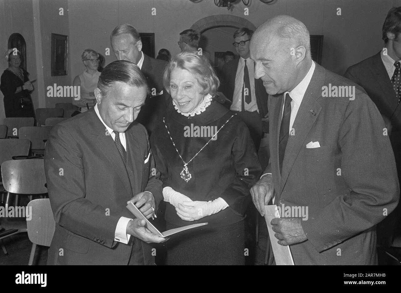 Nouveau timbre lié à la création du premier ministre Wilhelmus de Jong et de Charlotte Kohler voir le timbre, à droite M. Reinhoud, directeur général des PTT Date : le 27 août 1968 mots clés : portraits de groupe, timbres, premiers ministres noms personnels : Charlotte Kohler, Jong, P.J.S. de, Reinhoud, H. Banque D'Images
