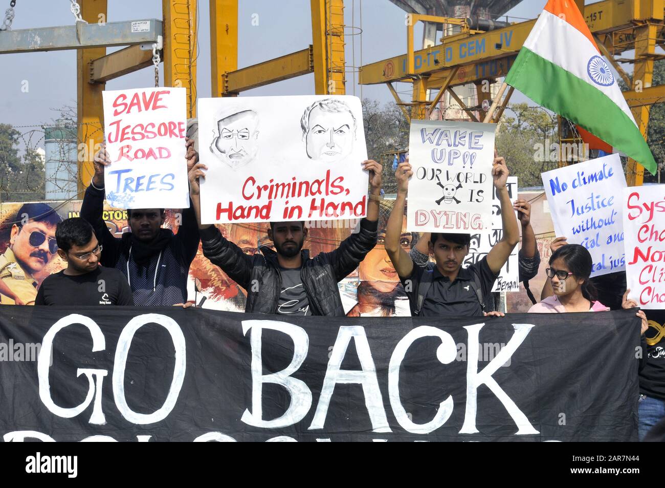 Kolkata, Inde. 26 janvier 2020. Militante de vendredi Pour L'Avenir, le Bengale occidental participe à un rassemblement pour protester contre le Président brésilien Jair Bolsonaro lors de sa visite en Inde à l'occasion de la Journée de la République. (Photo De Ved Prakash/Pacific Press) Crédit: Pacific Press Agency/Alay Live News Banque D'Images