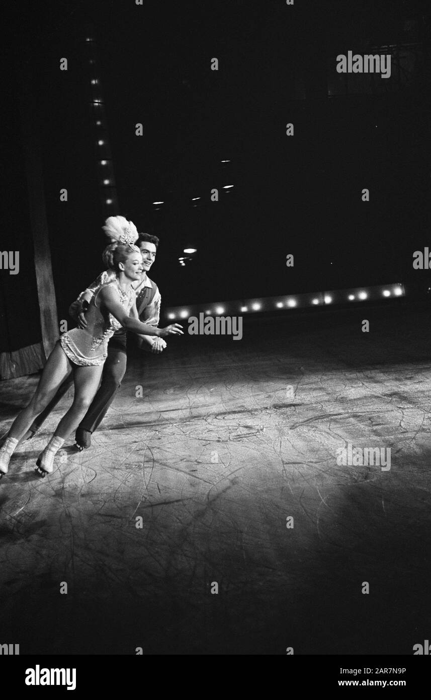 Premiere Viennese icerevue à Apollohal à Amsterdam, Marika Kilius et Hans Jürgen Bäumler pendant leur représentation Date: 7 octobre 1964 lieu: Amsterdam, Noord-Holland mots clés: Danse sur glace, régues Nom personnel: Bäumler, Hans-Jürgen, Kilius, Marika Nom de l'institution: Apollohal Banque D'Images