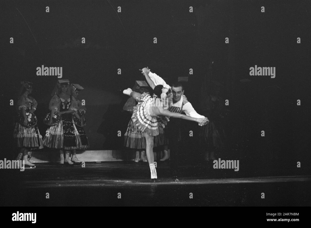 Premiere Viennese IJsrevue in RAI, sous le titre Kapoole le ballet sur glace sur le plancher Date: 31 octobre 1962 mots clés: IJRREVUES, PREMIÈRES Nom de l'institution: RAI Banque D'Images