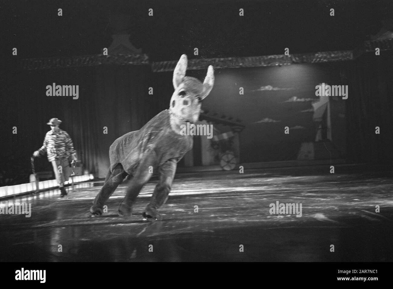 Premiere Viennese IJsrevue in RAI, sous le titre Kapoole le ballet sur glace sur le plancher Date: 31 octobre 1962 mots clés: IJRREVUES, PREMIÈRES Nom de l'institution: RAI Banque D'Images