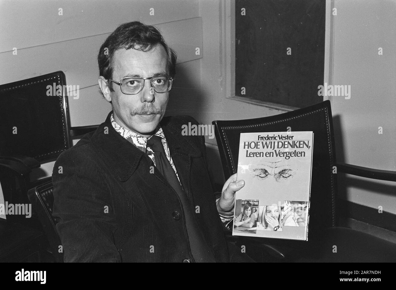 Présentation 25ème Livre du mois à Amsterdam; dr. P. A. Vroon avec livre Comment nous pensons, apprenons et oublions F. Vester Date: 30 mars 1976 lieu: Amsterdam, Noord-Holland mots clés: Livres Nom personnel: F. Vester Banque D'Images