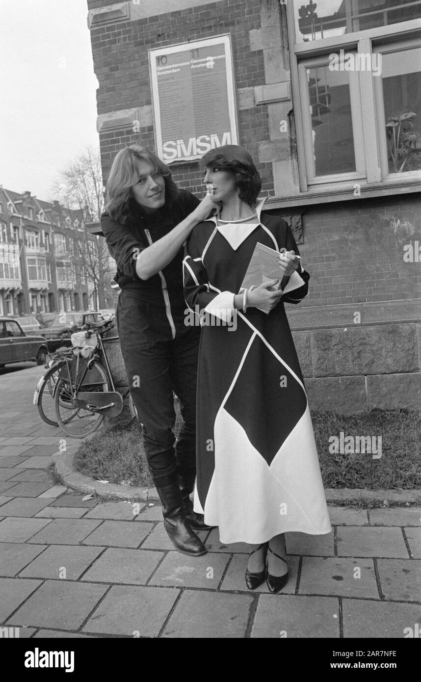 Présentation collection bijoux et vêtements par Haus Appenzeller et Jan Antzen au musée Stedelijk à Amsterdam Date: 12 novembre 1976 lieu: Amsterdam, Noord-Holland Banque D'Images