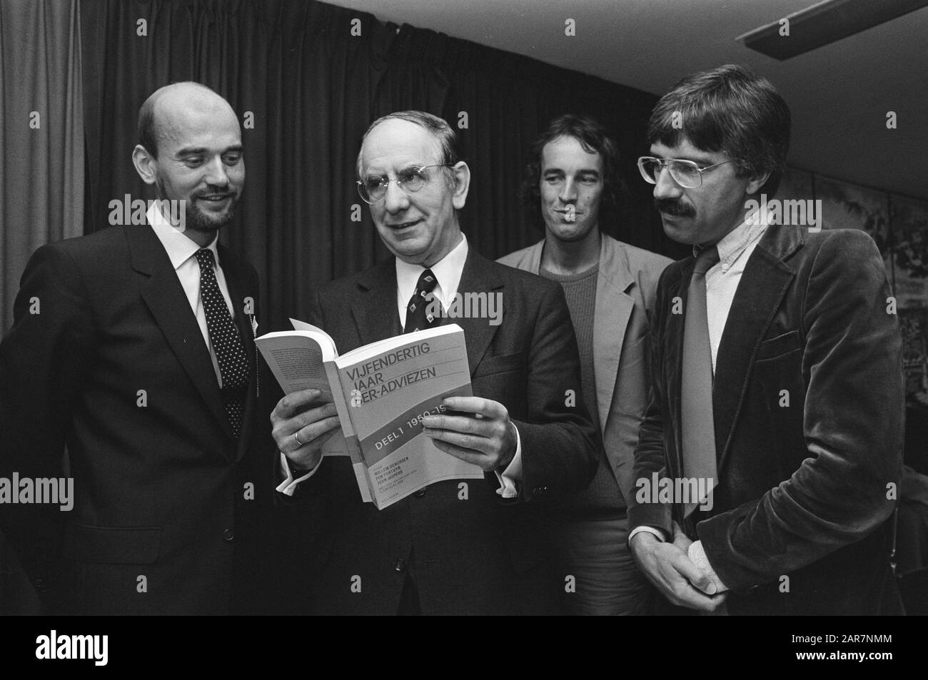 Présentation du livre trente-cinq ans SER opinions; v.l.n. auteur dr. W.S.P. Fortuyn, président du SER dr. J.W. de Pous, auteur drs. W. Dercksen et auteur m.. A.Ph.C.M. Jaspers Date: 12 octobre 1982 mots clés: Livres, présentations de livres, auteurs Nom personnel: Dercksen, W., Fortuyn, W.s.p., Jaspers, A.pH.c.m, Pous, J.W. de Banque D'Images