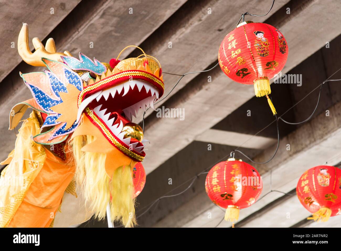 Capitale fédérale, Buenos Aires / Argentine; 25 janvier 2020: Dragon chinois d'or et lanternes rouges dans les célébrations de la nouvelle année chinoise, lunar nouveau Banque D'Images