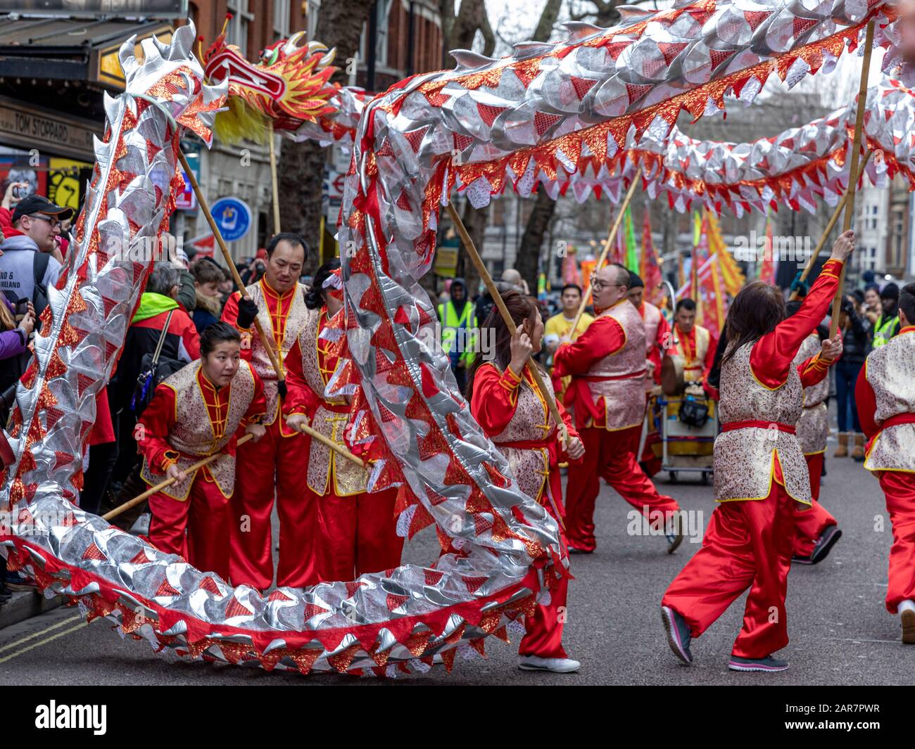 Défilé annuel du nouvel an chinois à Londres, portant sur l'année du rat. Banque D'Images