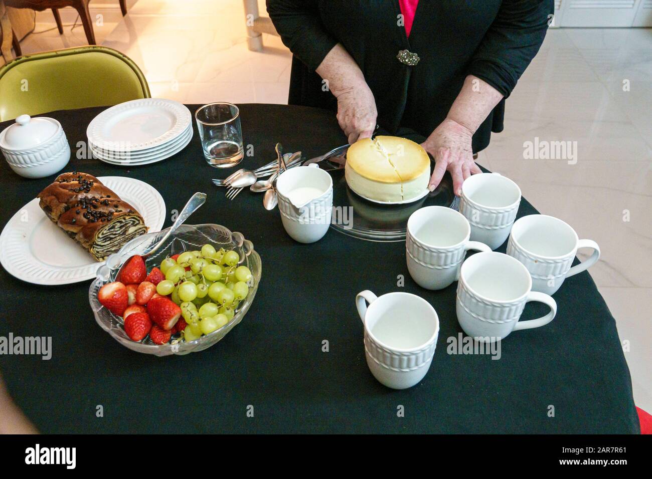 Miami Florida, dîner de Noël, repas de vacances maison, après le dîner, dessert, fruits, cheesecake, chocolat Babka, tasses de café, les visiteurs voyagent à Banque D'Images