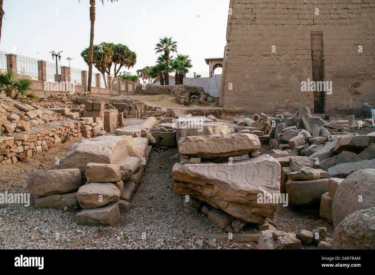 Egypte, Louxor, Temple,معبد الاقصر; Thèbes; Karnak. Piles de pierres récupérées par les archéologues pour la restauration du temple. Banque D'Images