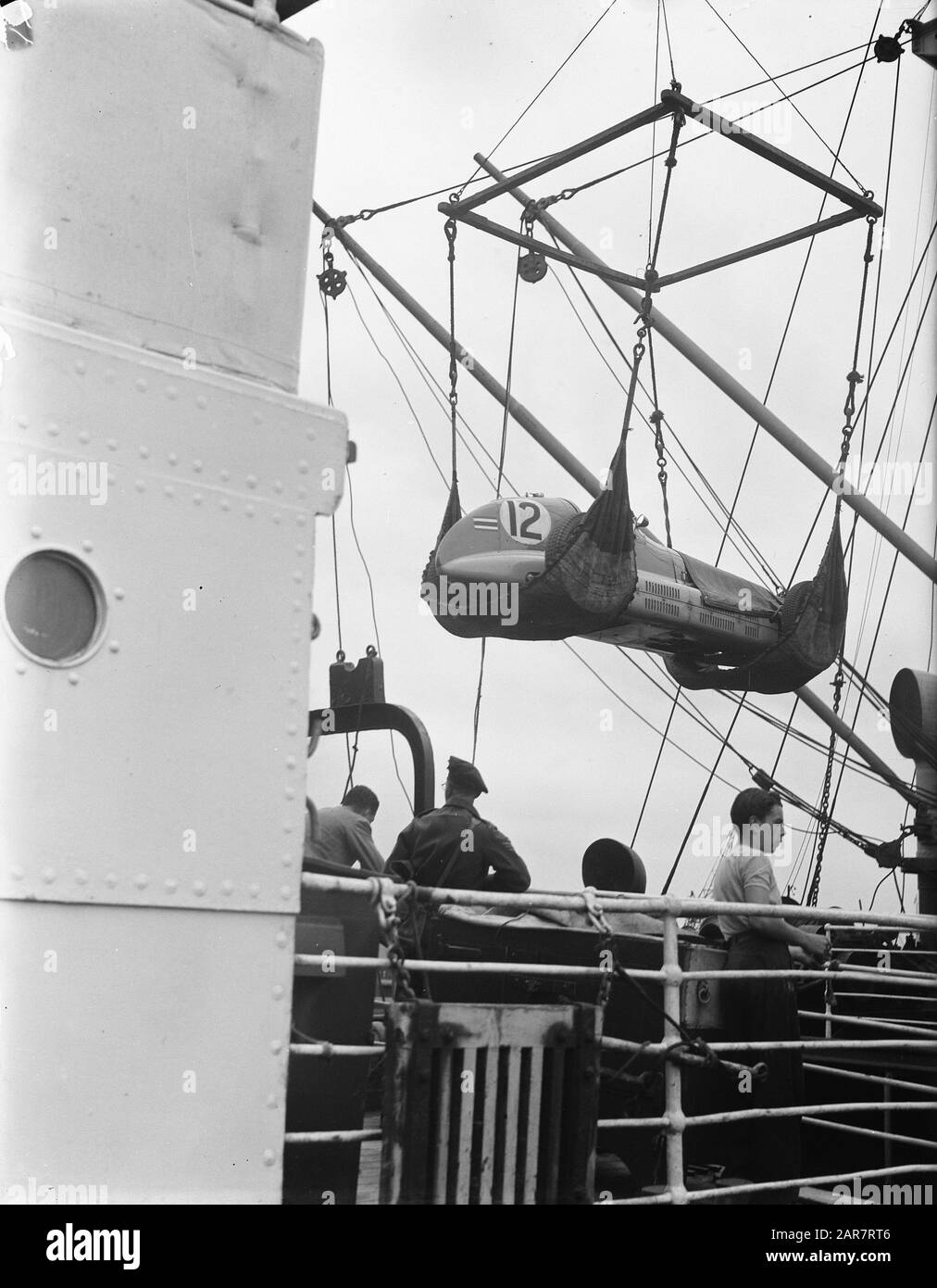 Chargement ou déchargement d'une voiture de course à partir d'un navire Annotation: Sujet voiture de course du Prince Bira van Siam, pour le Grand Prix de Zandvoort (qu'il gagnerait) Date: 4 août 1948 Nom de l'institution: Jeux olympiques Banque D'Images