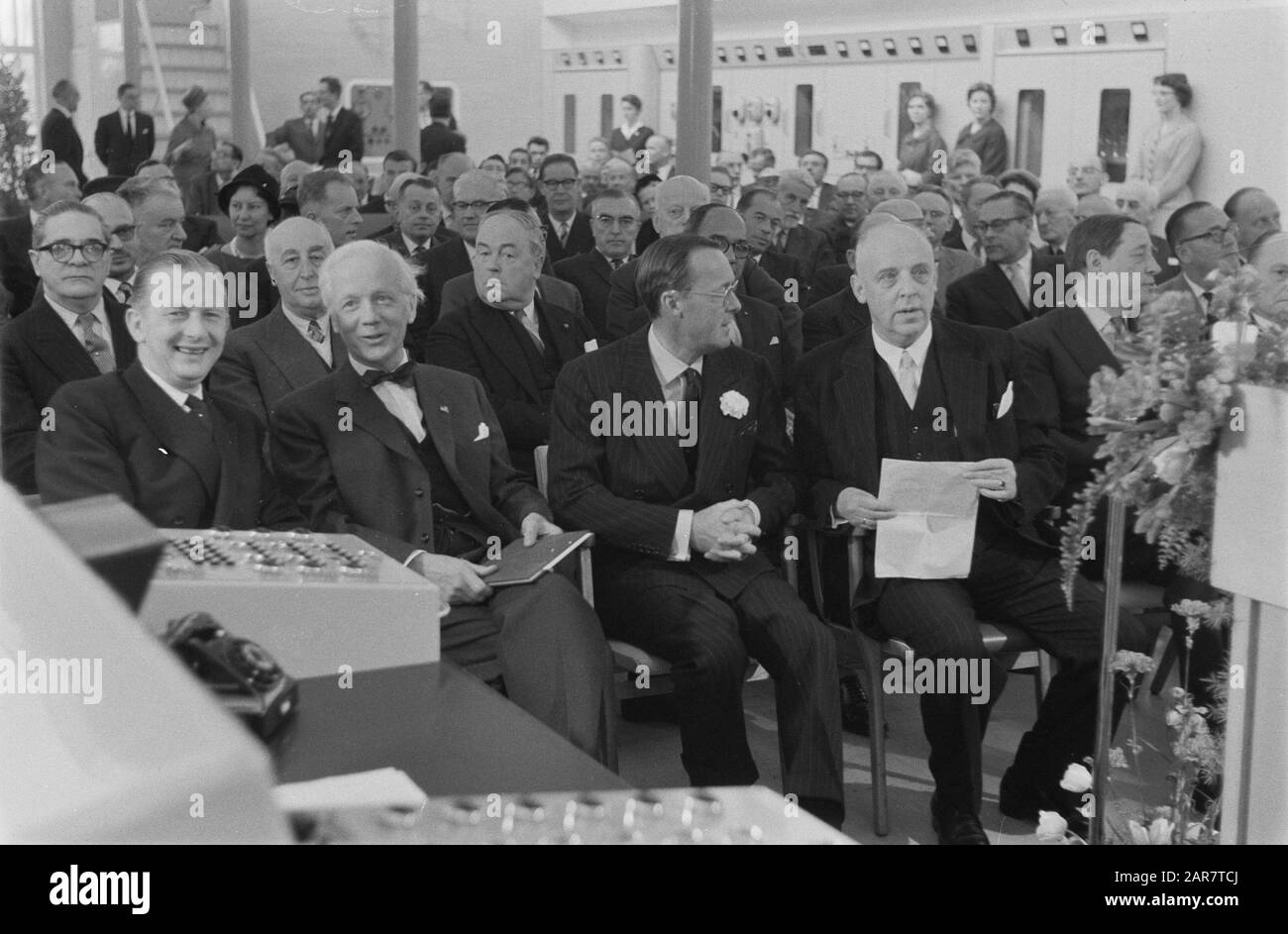 Prins Bernhard met en service le parc de la station de la diffusion mondiale à IJsselstein Date: 2 mai 1960 lieu: IJsselstein Nom personnel: Bernhard, prince Banque D'Images