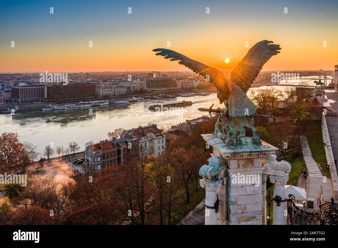 Budapest, Hongrie - vue aérienne de Budapest, prise du palais royal du château de Buda au lever du soleil de l'automne. Pont Elisabeth et Danube et bleu clair A. Banque D'Images