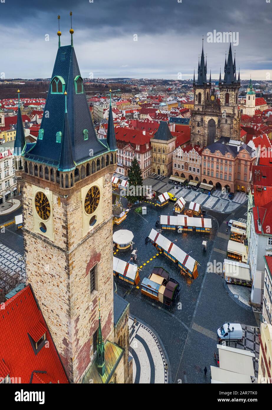 Prague, République tchèque - vue aérienne de la place de la Vieille Ville à l'heure de Noël avec la tour de la Vieille Ville, l'église notre-Dame avant Tyn, toits rouges an Banque D'Images