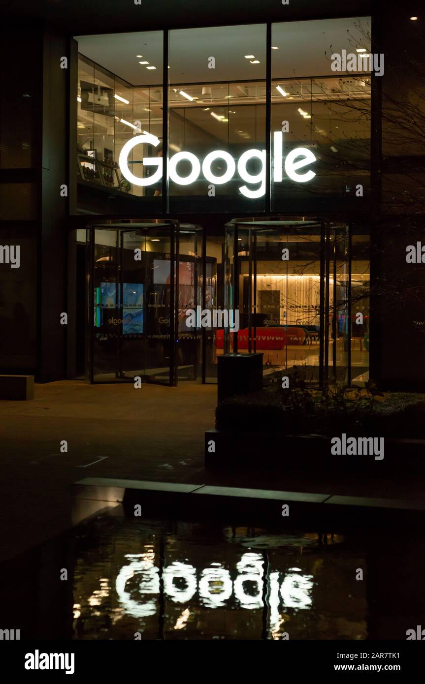 Google London à St. Pancras Square illuminé la nuit vue du siège et de l'entrée du bâtiment de bureau, Londres, Royaume-Uni à partir de 2020 Banque D'Images