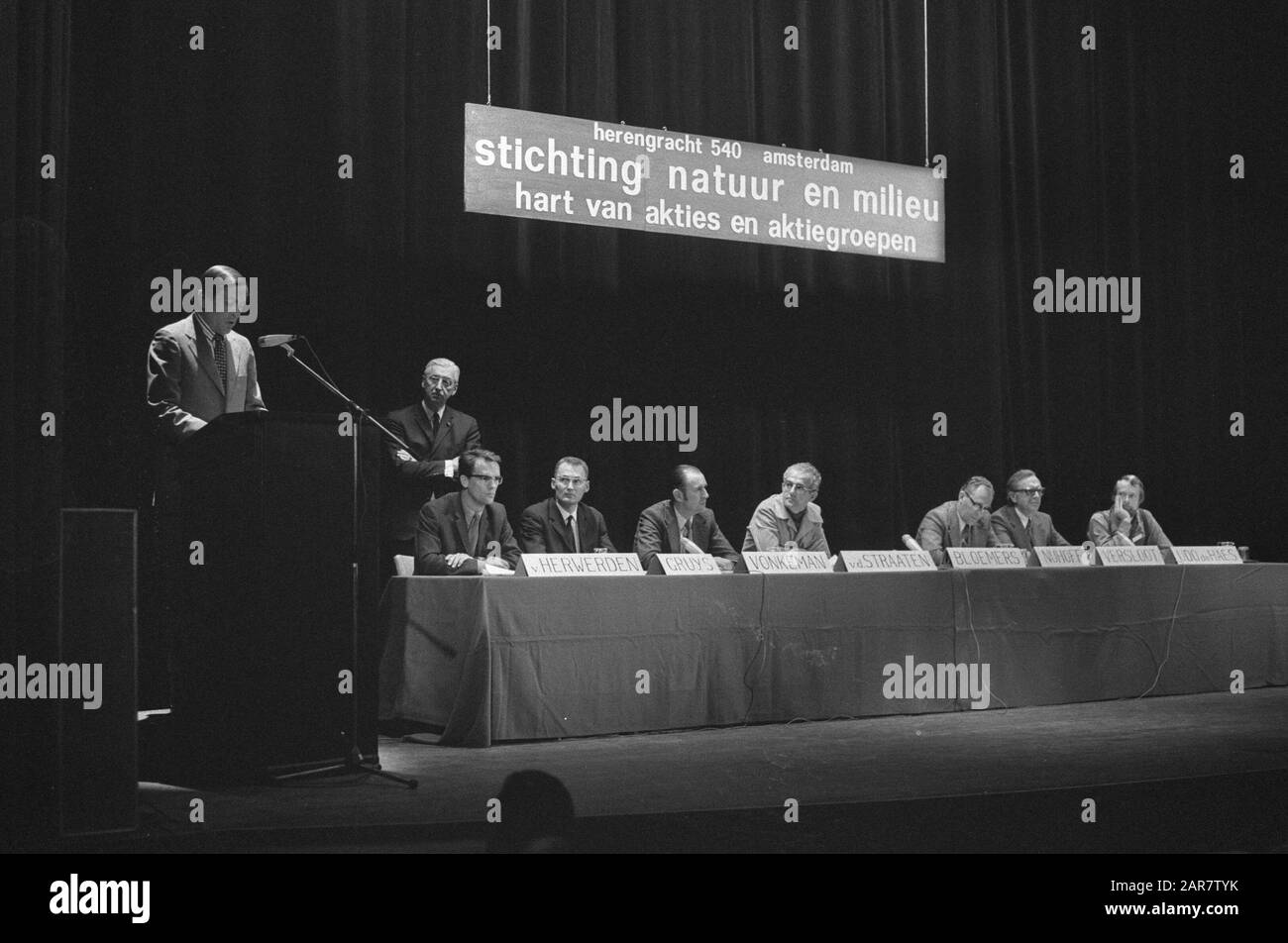 Prince Claus à la séance de clôture de la réunion de travail de Stichting Natuur en milieu à Utrecht; aperçu de la séance de clôture Date: 4 mai 1974 lieu: Utrecht mots clés: Discours d'ouverture, princes Nom personnel: Claus, prince Banque D'Images