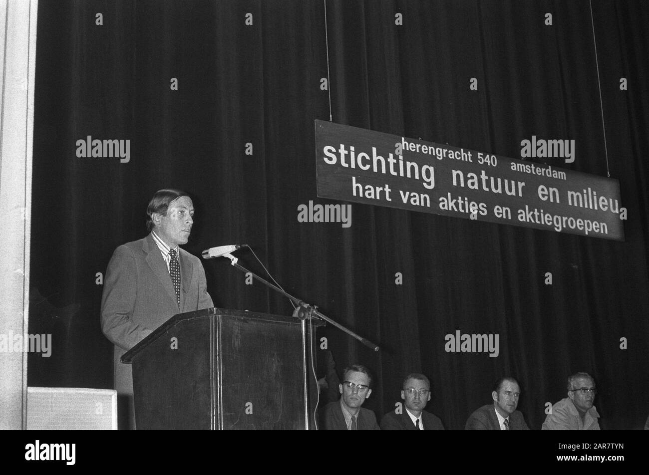 Prince Claus à la séance de clôture de la réunion de travail de Stichting Natuur en milieu à Utrecht; Prince Claus au cours du discours d'ouverture Date: 4 mai 1974 lieu: Utrecht mots clés: Vitesses d'ouverture, printsen Nom personnel: Claus, prince Banque D'Images