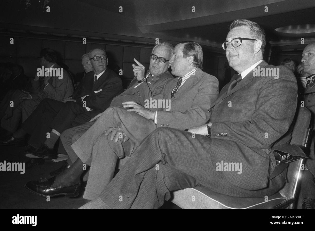 Prince Claus à la séance de clôture de la réunion de travail de Stichting Natuur en milieu à Utrecht; Claus à la séance de clôture Date: 4 mai 1974 lieu: Utrecht mots clés: Princes, réunions Nom personnel: Claus, prince Banque D'Images