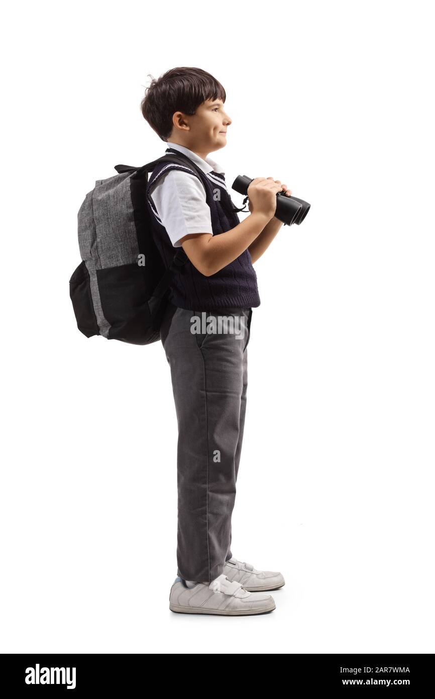 Photo en profil sur toute la longueur d'un écolier avec un sac à dos tenant des jumelles isolées sur fond blanc Banque D'Images
