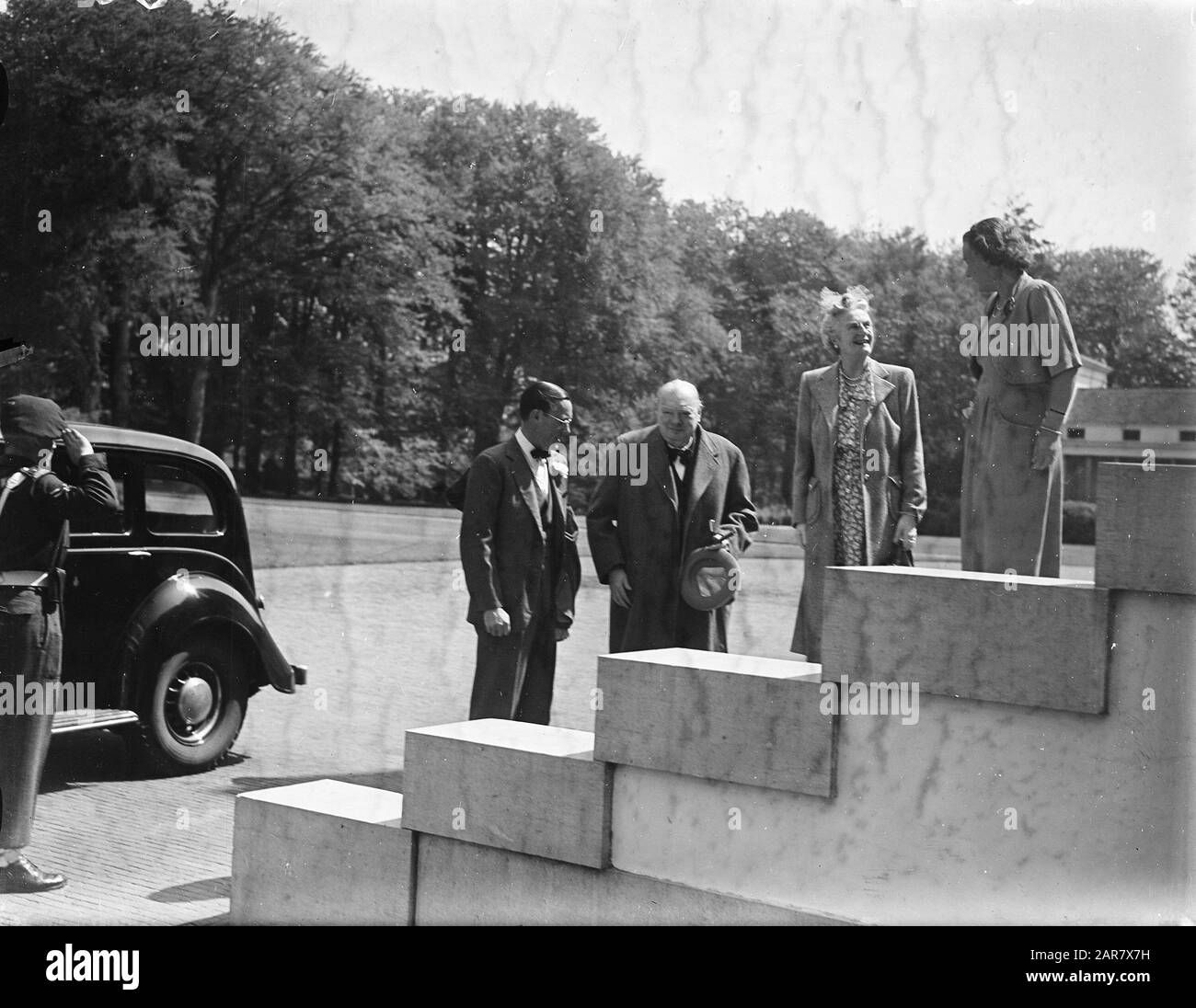 Winston Churchill au Palais Soestdijk Annotation: Avec la femme Clementine et la princesse Juliana avec le Prince Bernhard à la frontière Date: 8 mai 1948 lieu: Baarn, Soestdijk mots clés: Visites, maison royale, hommes d'État Nom personnel: Bernhard (prince Nederland), Churchill, Clementine, Churchill, Winston, Juliana (Princesmen Pays-Bas) ess Banque D'Images