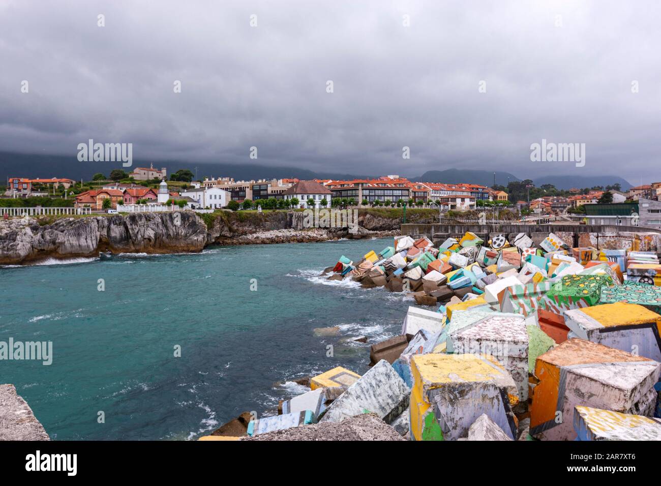 Los Cubos de la Memoria, Les cubes de mémoire, par Agustín Ibarrola dans le port de Llanes avec phare, Asturies, Espagne Banque D'Images