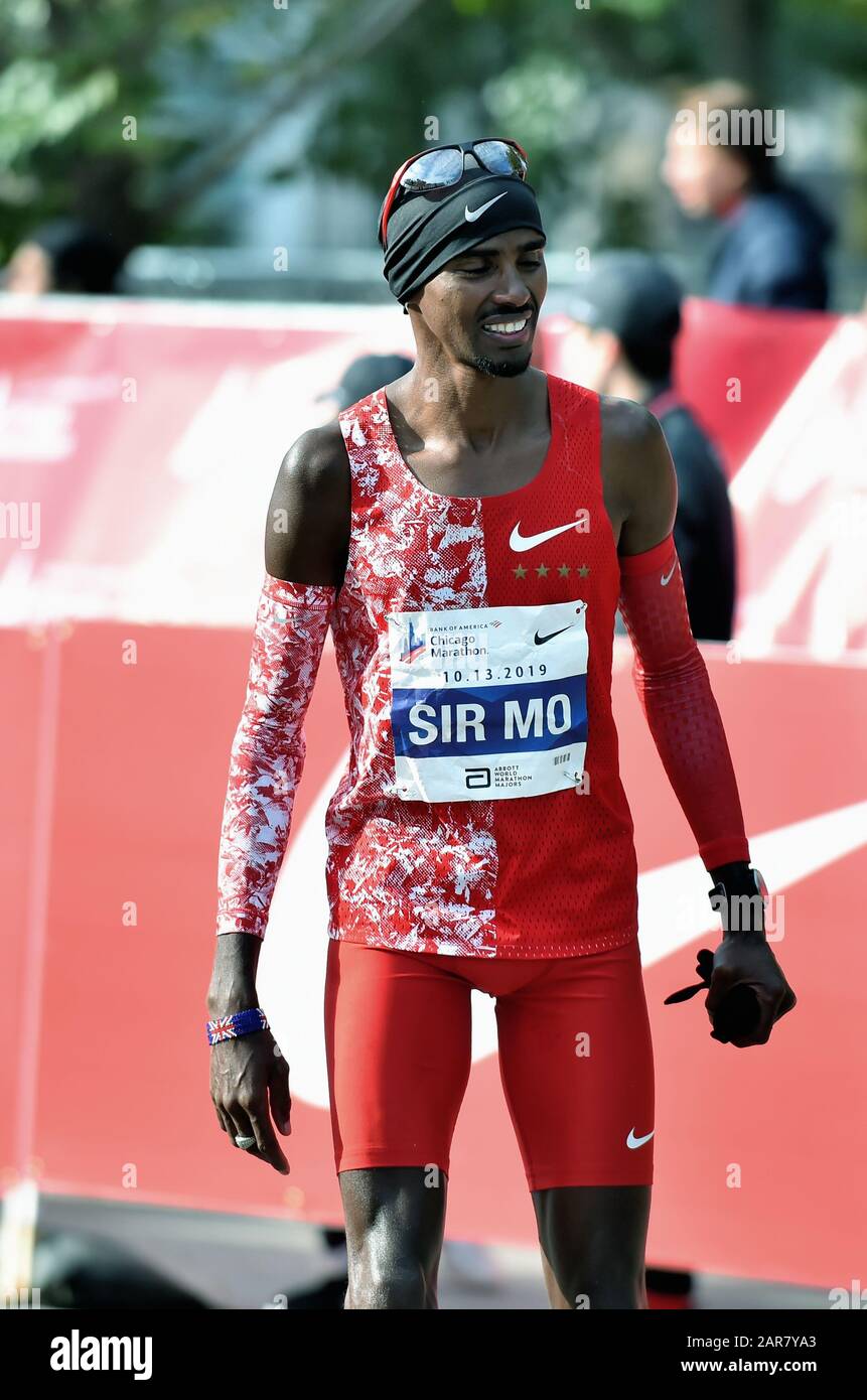 Chicago, Illinois, États-Unis.Mo Farah de Grande-Bretagne souriant juste après qu'il ait terminé en huitième place au Marathon de Chicago de 2019. Banque D'Images