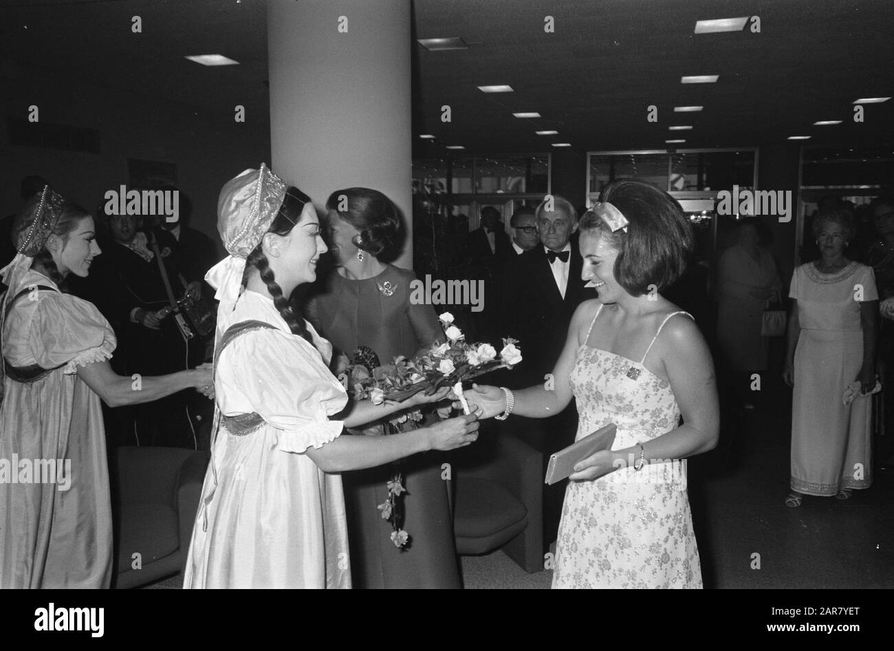 Princess Beatrix et Princess Margriet ont assisté à l'ouverture du Festival Holland au Congrès Nederlands, La Haye dans le hall Date: 14 juin 1969 lieu: La Haye, Zuid-Holland mots clés: Ouvertures, salles Nom personnel: Beatrix, princesse, Margriet, princesse Nom de l'institution: Holland Festival Banque D'Images