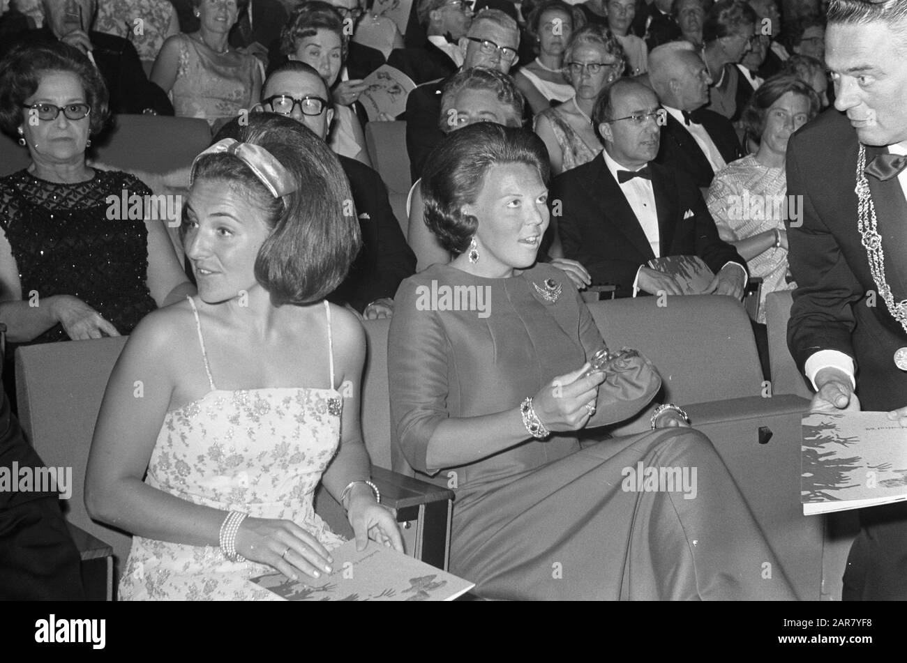 Princess Beatrix et Princess Margriet ont assisté à l'ouverture du Festival Holland au Congrès Nederlands, La Haye dans le hall Date: 14 juin 1969 lieu: La Haye, Zuid-Holland mots clés: Ouvertures, salles Nom personnel: Beatrix, princesse, Margriet, princesse Nom de l'institution: Holland Festival Banque D'Images