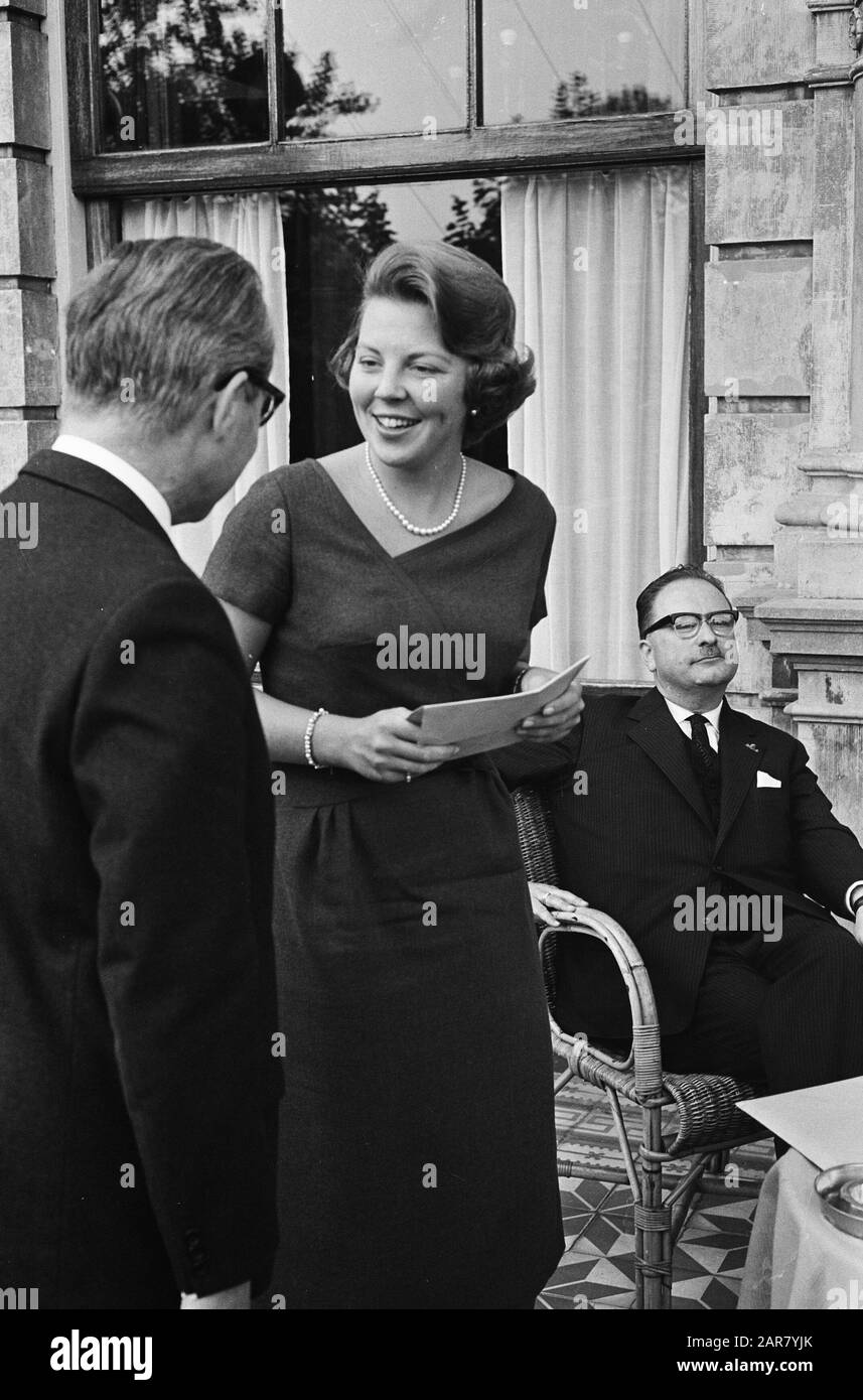 La princesse Beatrix a reçu 32,000 florins offerts pour Dousadj. Dr. A. Kampman remet à la princesse l'enveloppe Date: 16 septembre 1963 mots clés: Offres, remise, princesses Nom personnel: Beatrix, princesse, Dousadj Banque D'Images