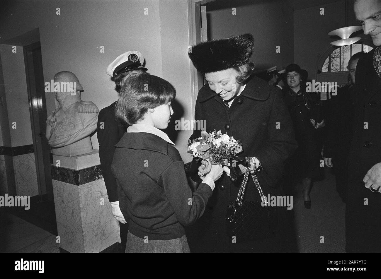 La princesse Beatrix reçoit le livre Maritime History of the Netherlands par M. Dijkstra dans la semaine voor de Scheepvaart à Amsterdam; $Date: 30 novembre 1976 lieu: Amsterdam, Noord-Holland mots clés: Livres, reçus Nom personnel: Beatrix, princesse Banque D'Images