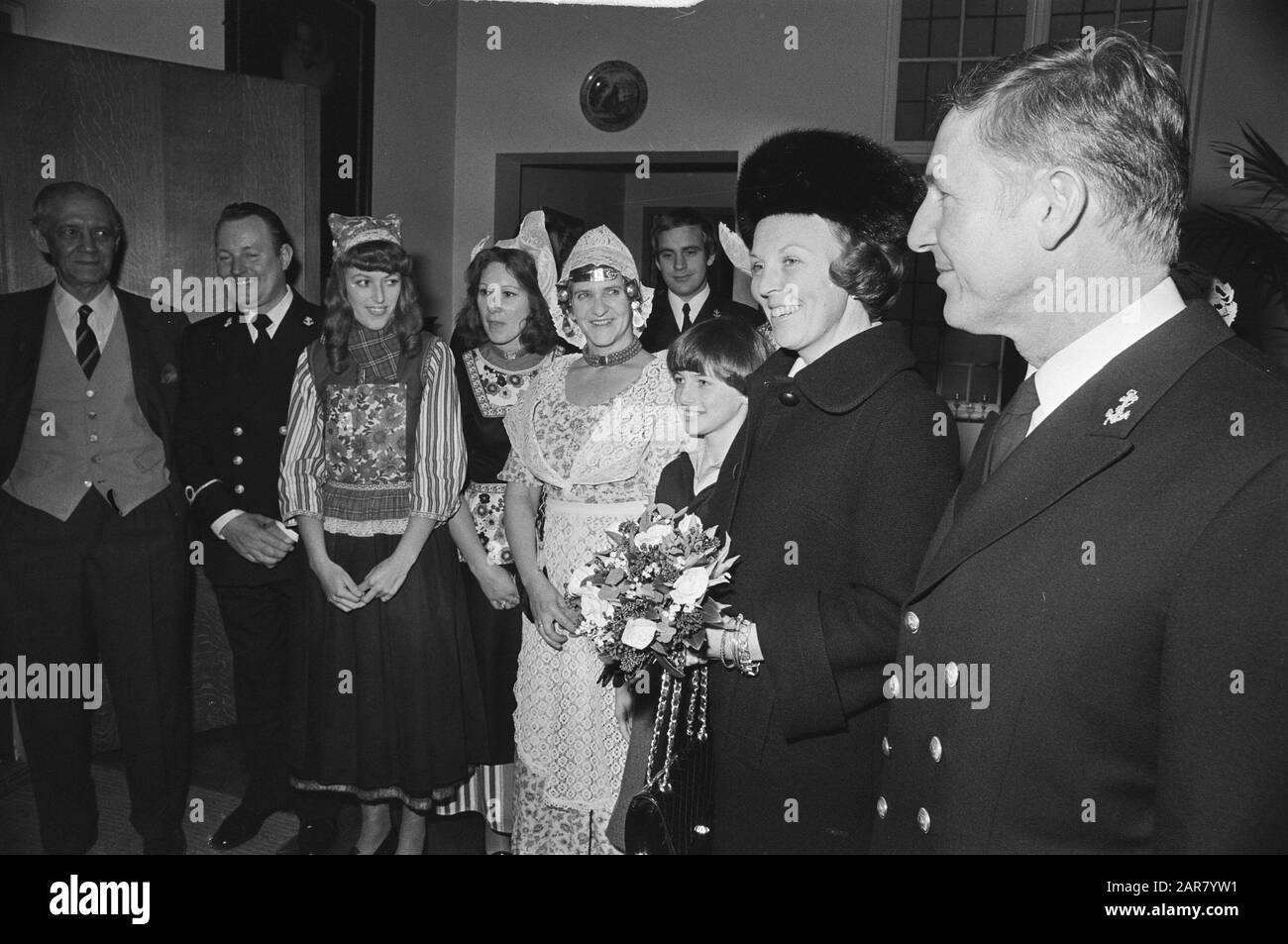 La princesse Beatrix reçoit le livre Maritime History of the Netherlands par M. Dijkstra dans la semaine voor de Scheepvaart à Amsterdam; $Date: 30 novembre 1976 lieu: Amsterdam, Noord-Holland mots clés: Livres, reçus Nom personnel: Beatrix, princesse Banque D'Images