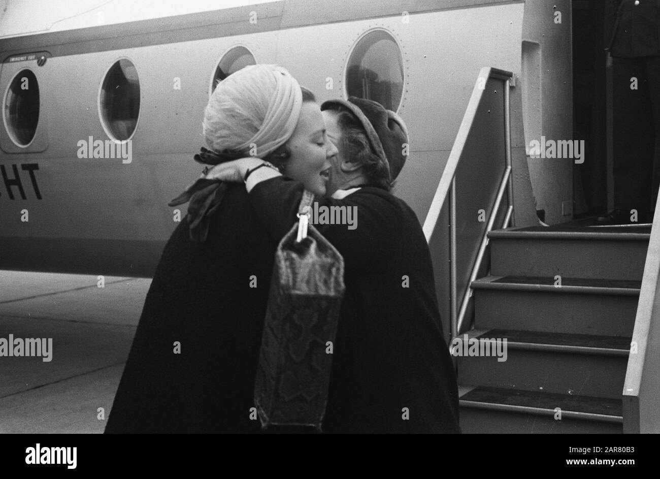 La princesse Beatrix a quitté pour un voyage de 2 mois dans les pays asiatiques, la Reine dit au revoir à la princesse Beatrix Date: 18 octobre 1962 mots clés: Laisser le nom personnel: Beatrix, princesse Banque D'Images