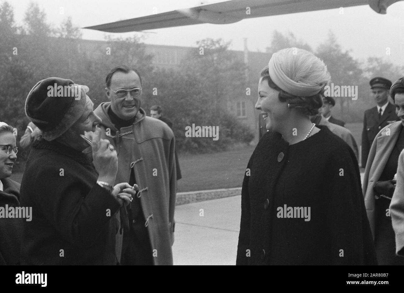 La princesse Beatrix part pour un voyage de 2 mois dans les pays asiatiques, au revoir, v. l.n.n. Queen, Prince Bernhard et Princess Beatrix Date : 18 octobre 1962 mots clés : départ Nom personnel : Beatrix, princesse, Bernhard, prince Banque D'Images