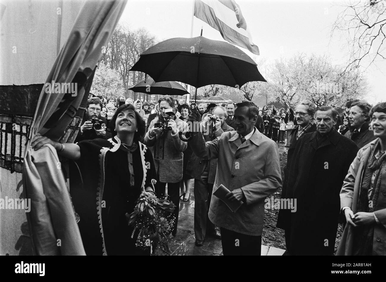 Princess Margriet visite Friesland; Margriet ouvre l'école de la maison des enfants médicaux Mooi Gaasterland à Rijs Date: 12 avril 1978 lieu: Friesland mots clés: Maison des enfants, ouvertures, princesses, écoles Nom personnel: Margriet, princesse Banque D'Images