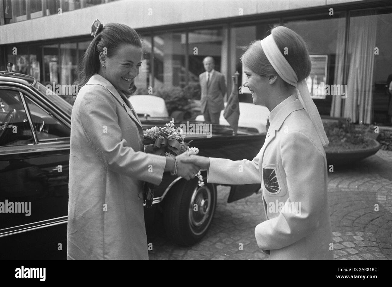 La princesse Margriet et m.. Pieter van Vollenhoven lors d'un concert de la bande symphonique Laurentienne d'Ottawa, Canada in the Doelen in Rotterdam Princess Margriet à l'arrivée à Rotterdam Date : 1 juillet 1969 lieu : Rotterdam, Zuid-Holland mots clés : arrivées, groupes, concerts, princesses Nom personnel : Margriet, princesse Nom de l'établissement : Doelen, The Banque D'Images