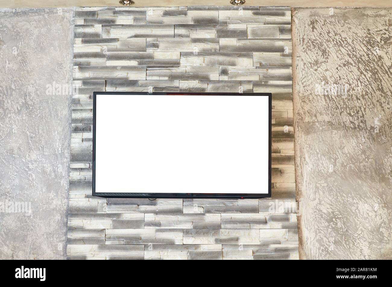 Téléviseur à écran plat sur un mur avec écran blanc vierge adapté à l'insertion d'images ou de texte Banque D'Images