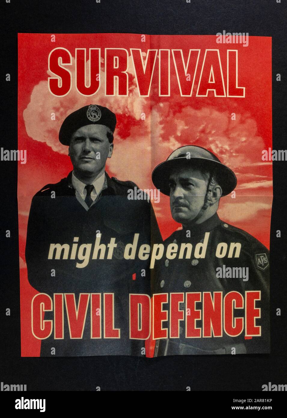 'Survival pourrait dépendre de la défense civile' affiche, un morceau de répliques de souvenirs de l'époque de la Guerre froide. Banque D'Images