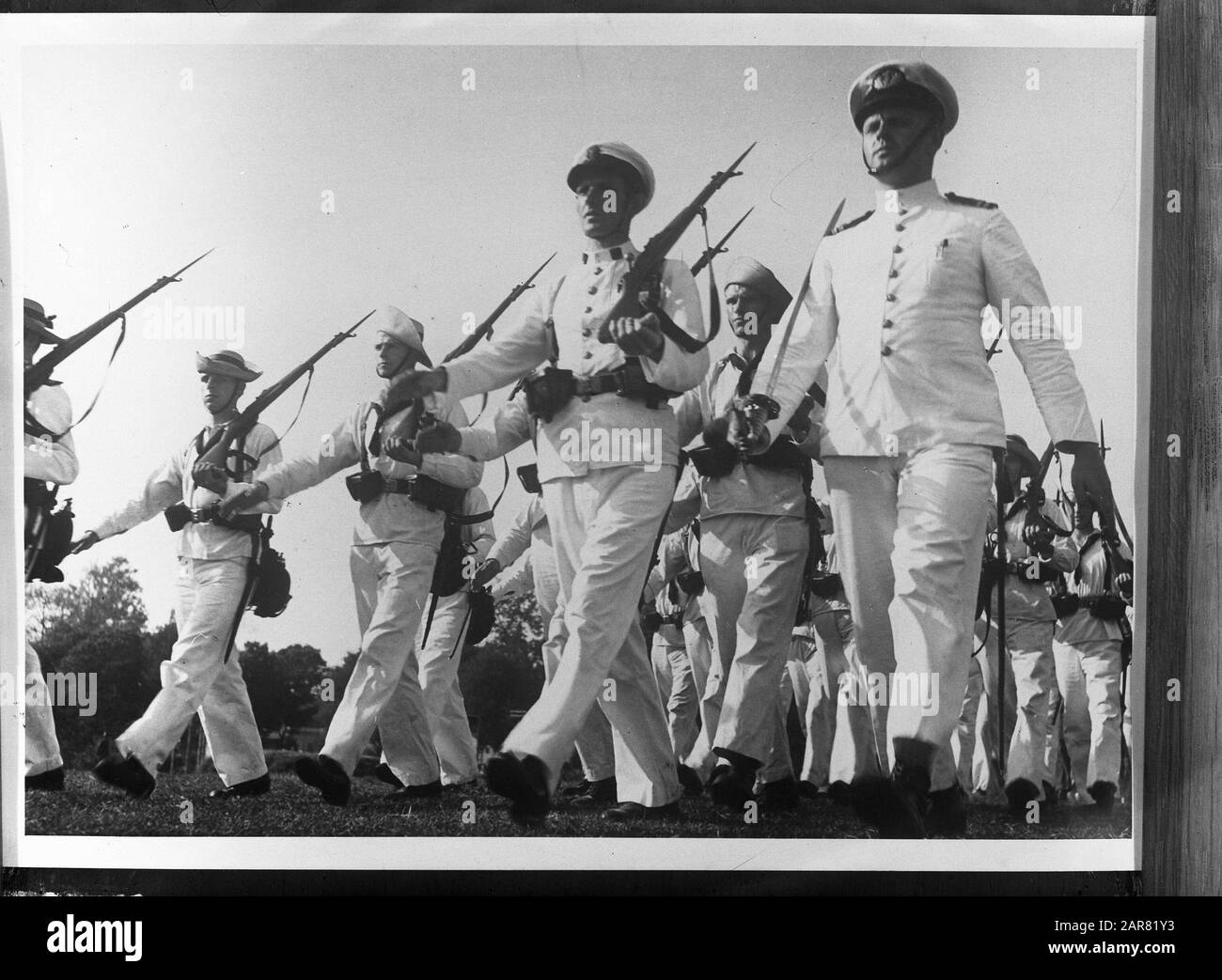 Royal Navy dans les Antilles néerlandaises de l'est. Marching Marines Lors D'Un Défilé Annotation: Repronegative Date: 1940-1942 Lieu: Indonésie, Antilles Néerlandaises De L'Est Mots Clés: Marine, Marines, Parades, Seconde Guerre Mondiale Banque D'Images