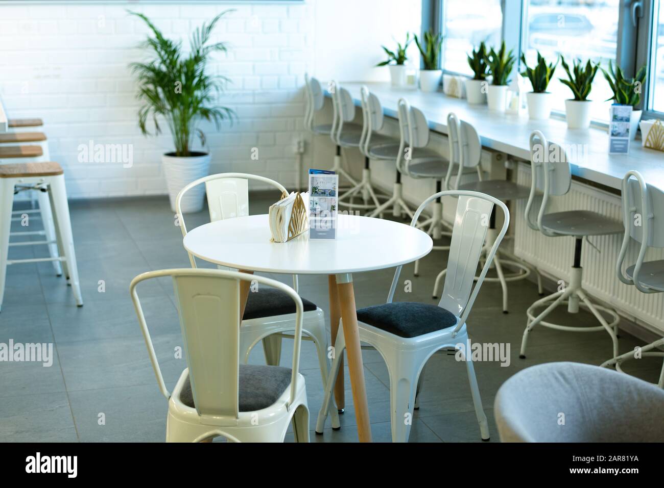 Chaises blanches autour de la table Banque de photographies et d’images ...