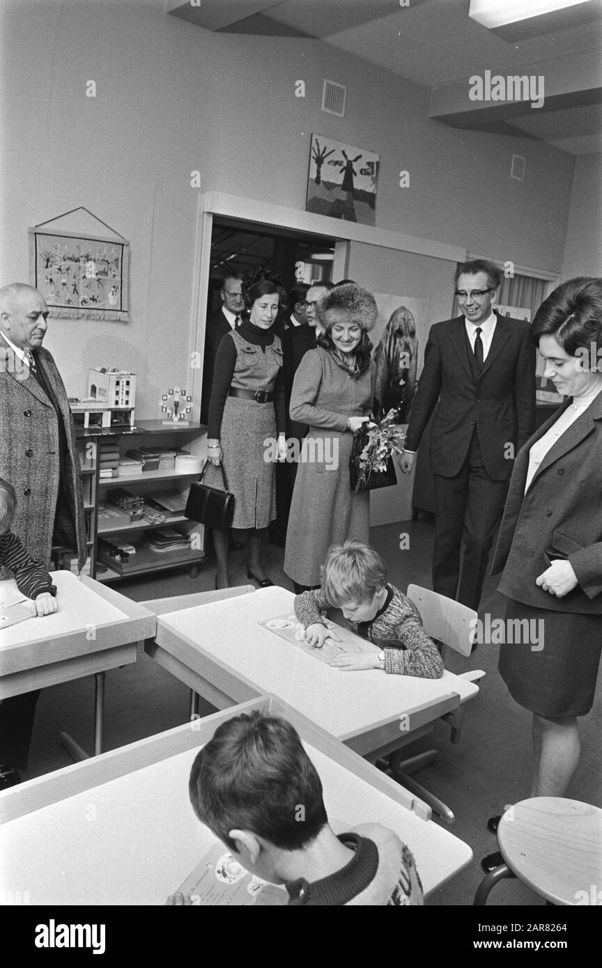 Princess Margriet ouvre un centre de réadaptation Brabantpark MytylSchool à Breda Date: 22 janvier 1971 lieu: Breda mots clés: Ouvertures, centres de réadaptation Nom personnel: Margriet, princesse Nom de l'établissement: MytylSchool Banque D'Images