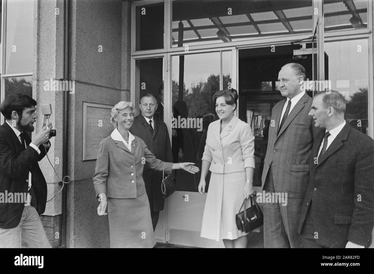 Princesse Margriet durant la première journée de sa formation infirmière à Amersfoort princesse Margriet alors qu'elle est accueillie par la directrice baronesse van Tuyll van Serooskerken Date: 18 octobre 1965 lieu: Amersfoort mots clés: Salutations, directeurs, princesses Nom personnel: Margriet, princesse Banque D'Images