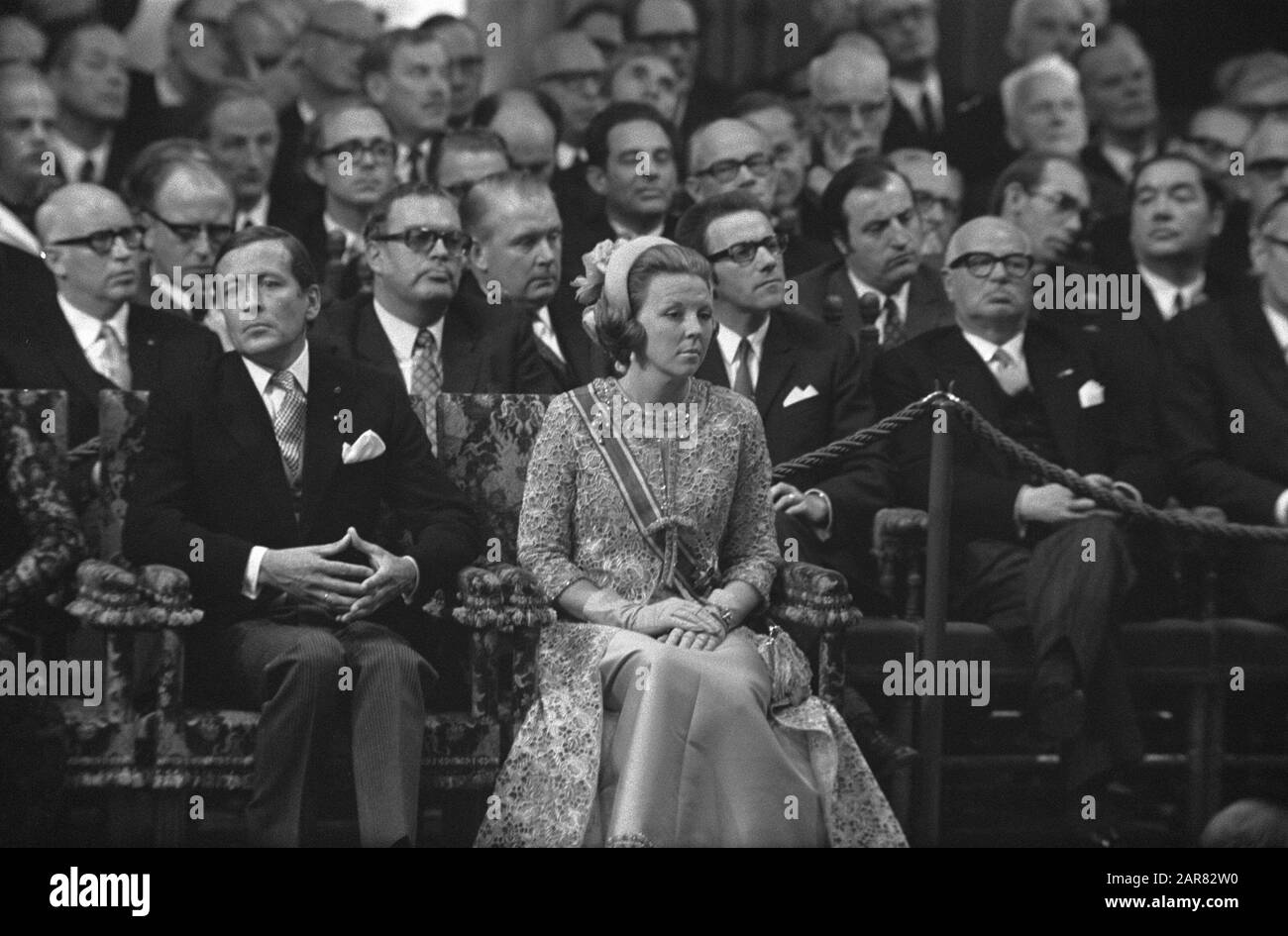 Fête du Prince: La Reine Juliana lit le discours du trône dans la salle Knight No. 11 la princesse Beatrix et le prince Claus Date: 21 septembre 1971 mots clés: Prince's Day, ThROONREDES, Queens Personname: Beatrix, Princess, Claus, prince, Juliana (Reine Pays-Bas) Nom de l'institution: Ridderzaal Banque D'Images