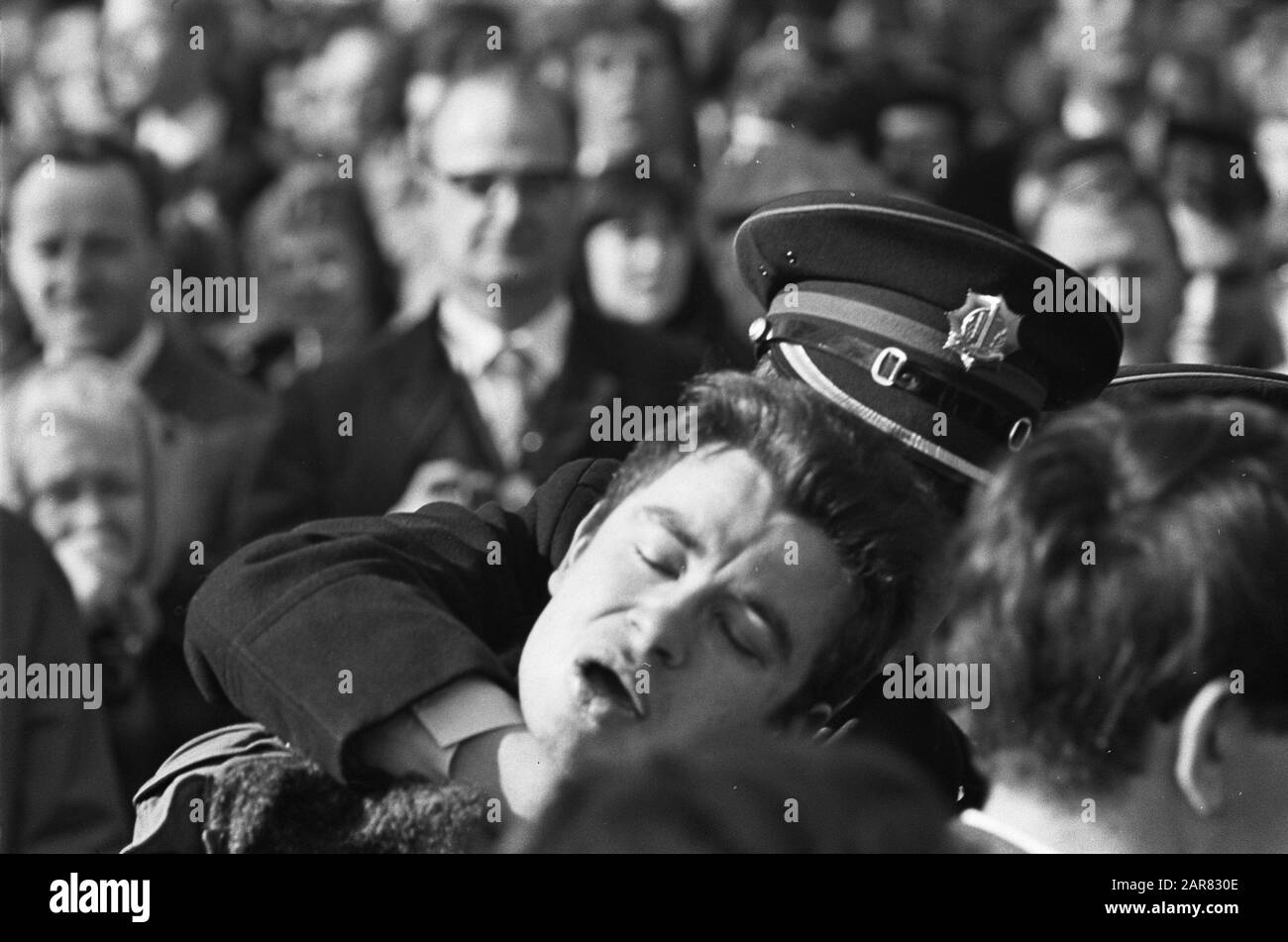 Manifestation Pro America à la Haye. Un contre-protester est apporté par la police Date: 16 mars 1968 lieu: La Haye, Zuid-Holland mots clés: Manifestations, police Banque D'Images