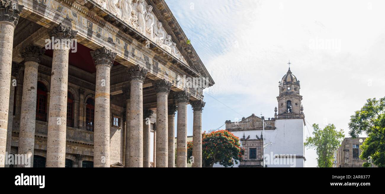 Le théâtre Degollado, avec le temple de San Agustin, dans la ville mexicaine de Guadalajara, état de Jalisco Banque D'Images