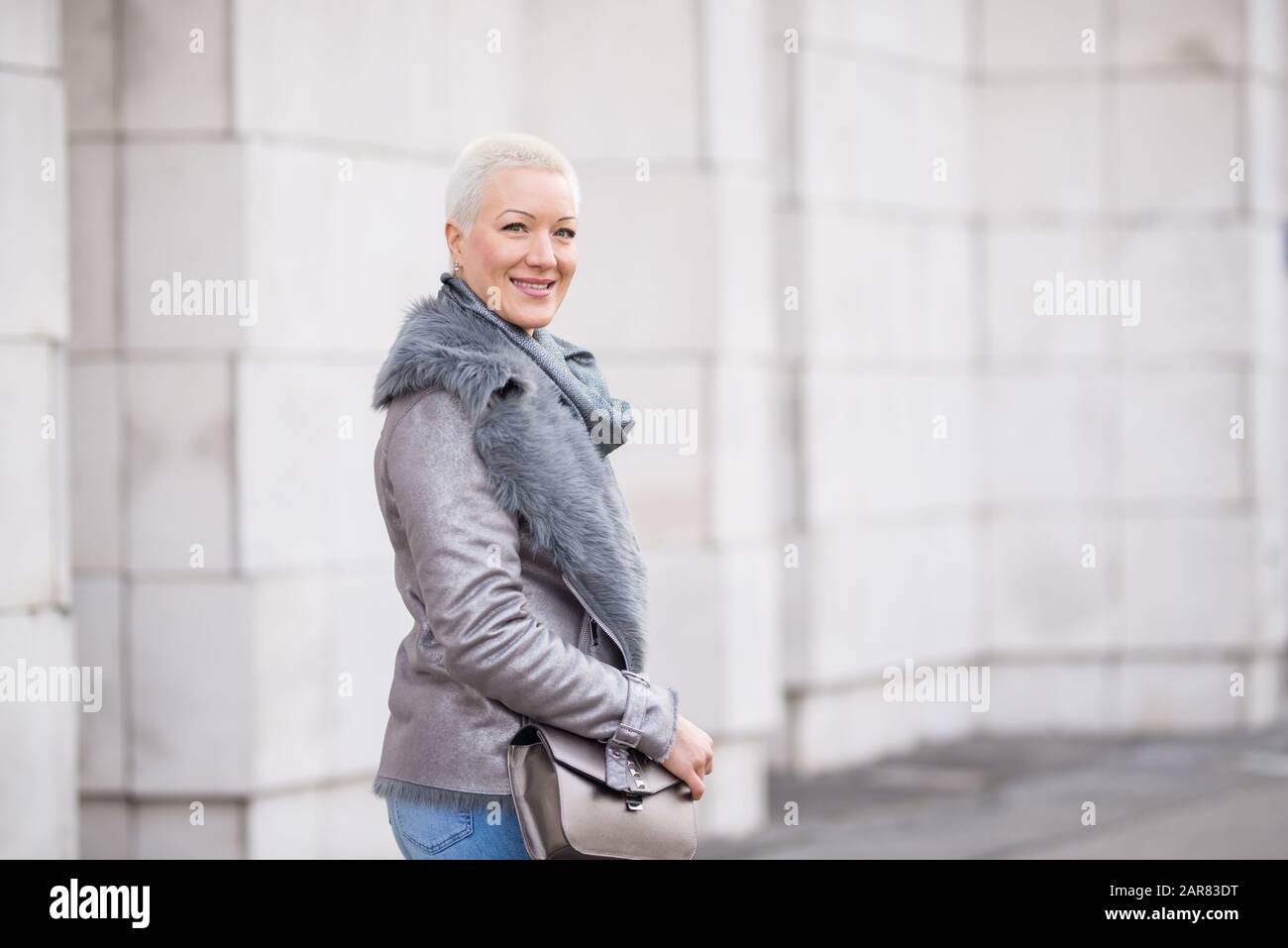 La femme de mode marche la ville Banque D'Images