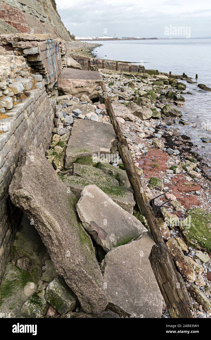 Mur côtier brisé devant les falaises, Penarth, Cardiff, Pays de Galles, Royaume-Uni Banque D'Images