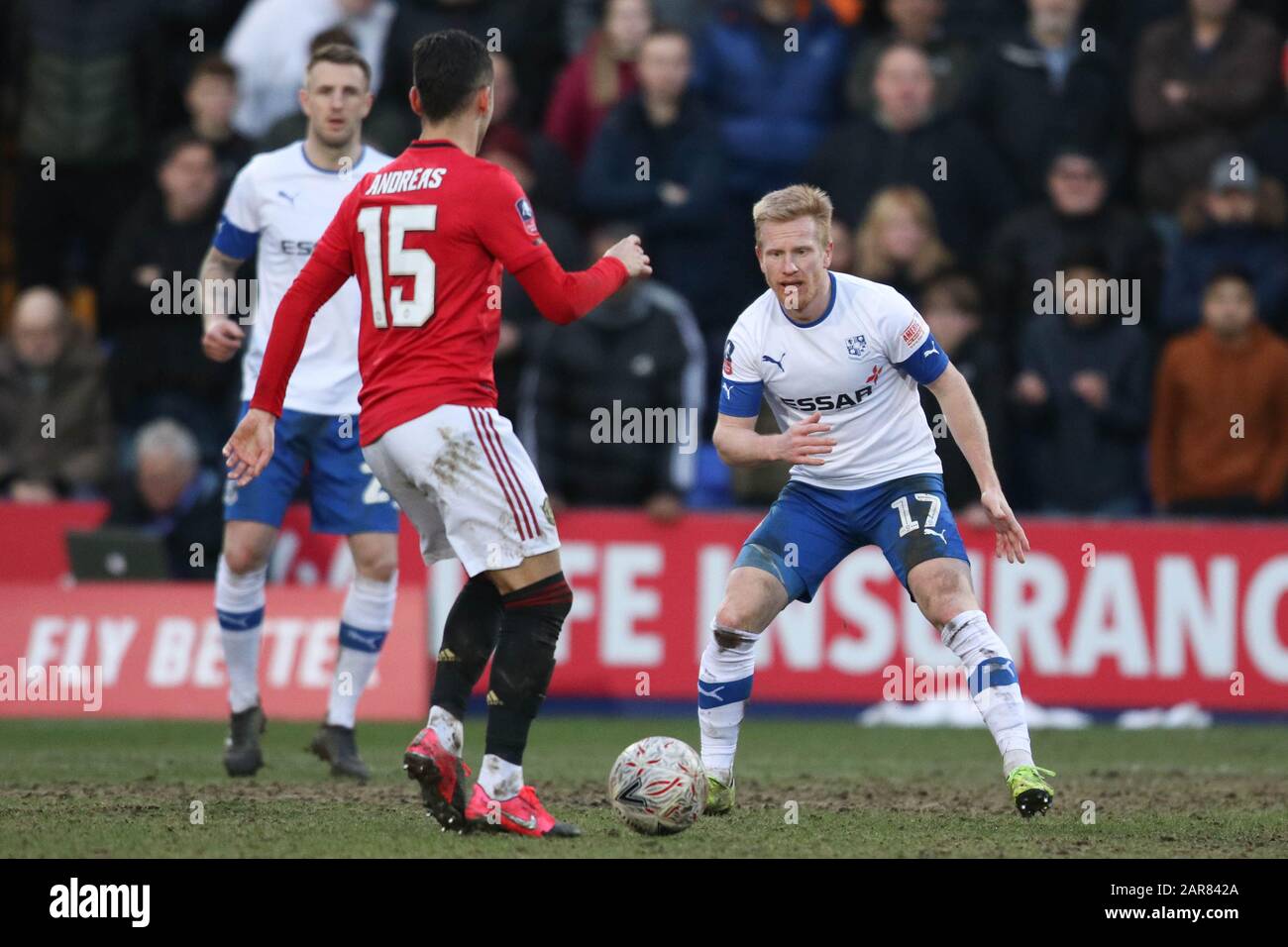 Birkenhead, Royaume-Uni. 26 janvier 2020. David Perkins de Tranmere Rovers ferme Andreas Pereira de Manchester United lors du quatrième match de la FA Cup entre Tranmere Rovers et Manchester United à Prenton Park le 26 janvier 2020 à Birkenhead, en Angleterre. (Photo de Richard Ault/phcimages.com) crédit : Images PHC/Alay Live News Banque D'Images