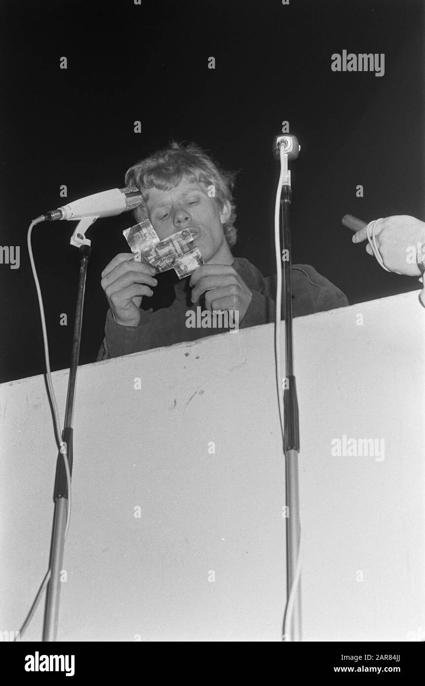Protestation mars contre la politique de police d'Amsterdam par organisation de jeunesse, Rob Stok au mot Date: 13 avril 1966 lieu: Amsterdam, Noord-Holland mots clés: Militants, organisations de jeunesse, protestations Nom personnel: Stok, Rob Nom de l'institution: Provo Banque D'Images