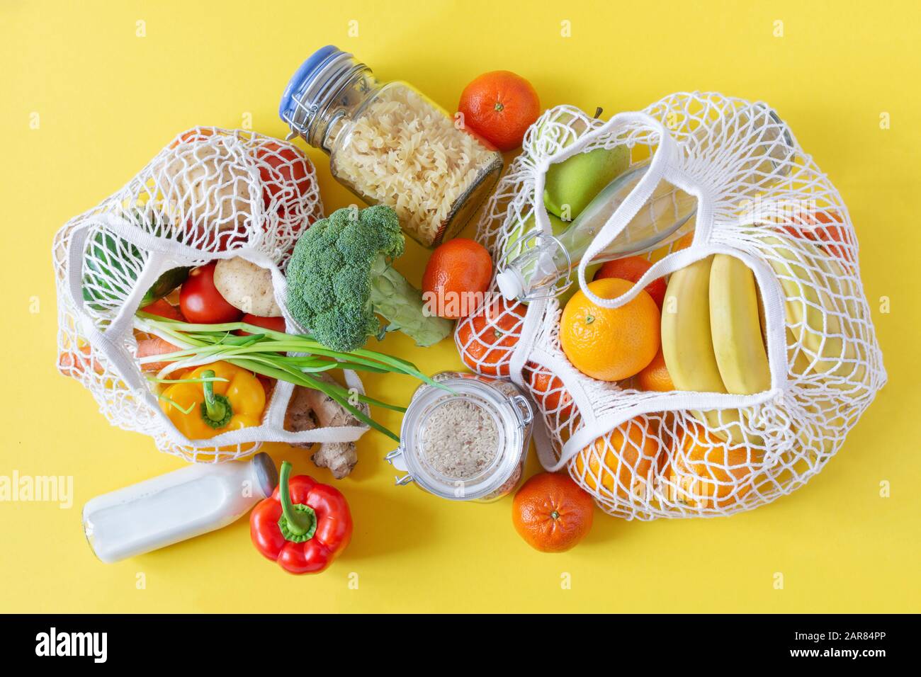 Sac en maille de coton pour l'épicerie avec fruits et légumes. Zéro gaspillage, pas d'achats de plastique. Concept de mode de vie durable. Recyclage. Banque D'Images